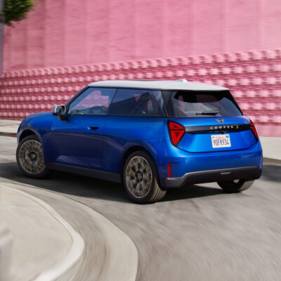 J01_MultiImage_ElectricDriving_Frame2_Paid_1080x1080_Global